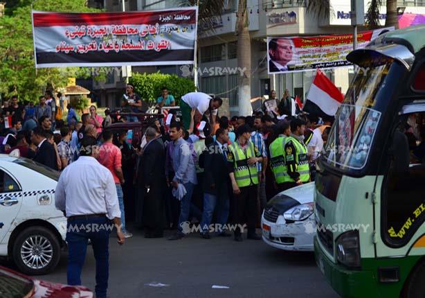 توزيع عصائر على المحتفلين بعيد تحرير سيناء بالمهندسين                                                                                                                                                   