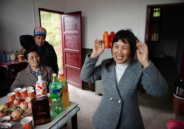 أم صينية تجتمع بابنها لأول مرة بعد 22 عام (1)                                                                                                                                                           