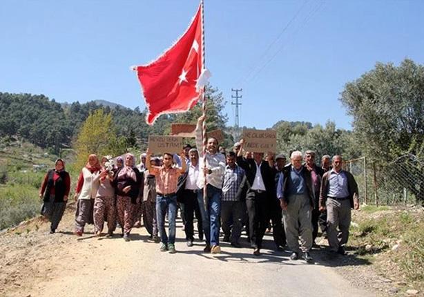 مسيرة لشباب قرية تركية                                                                                                                                                                                  