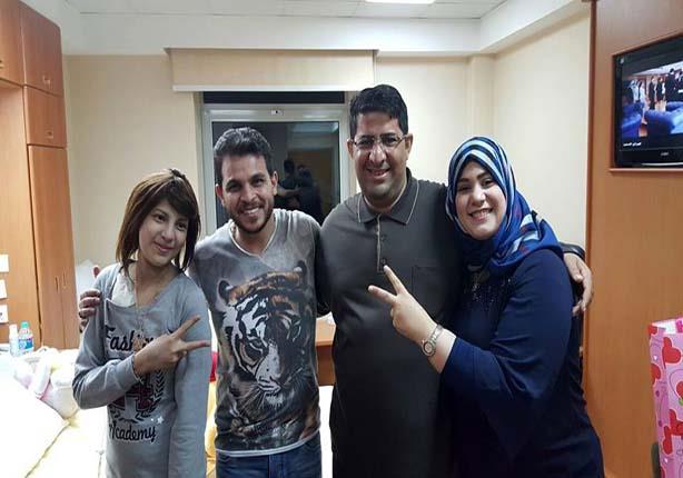 محمد رشاد يحقق حلم إحدى معجباته ويزورها بالمستشفى (1)                                                                                                                                                   