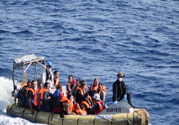 قارب مهاجرين يصارع الغرق (1)                                                                                                                                                                            