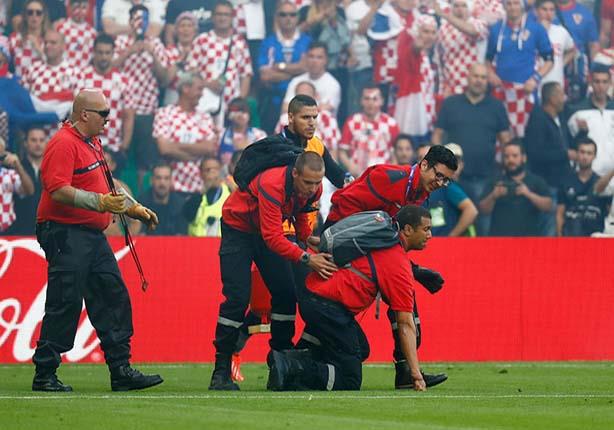 الشماريخ توقف مباراة التشيك وكرواتيا (1)                                                                                                                                                                