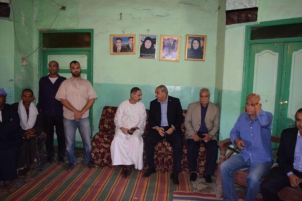 محافظ المنيا من منزل المختطفين في ليبيا                                                                                                                                                                 