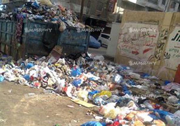 القمامة ومياه المجاري تحاصر المستشفى (1)                                                                                                                                                                