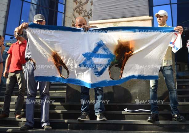  لحظة حرق علم إسرائيل على سلالم نقابة الصحفيين (1)                                                                                                                                                      