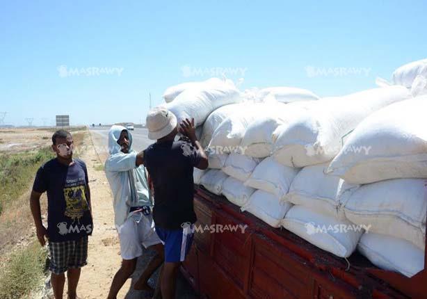 ضبط ملح فاسد أثناء تحميلها على سيارة (1)                                                                                                                                                                