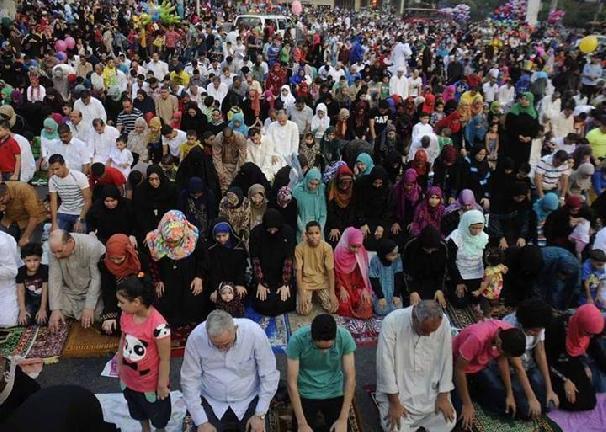 الإفتاء: ينبغي الفصل بين الرجال والنساء في صلاة العيد الإفتاء: ينبغي الفصل بين الرجال والنساء في صلاة العيد