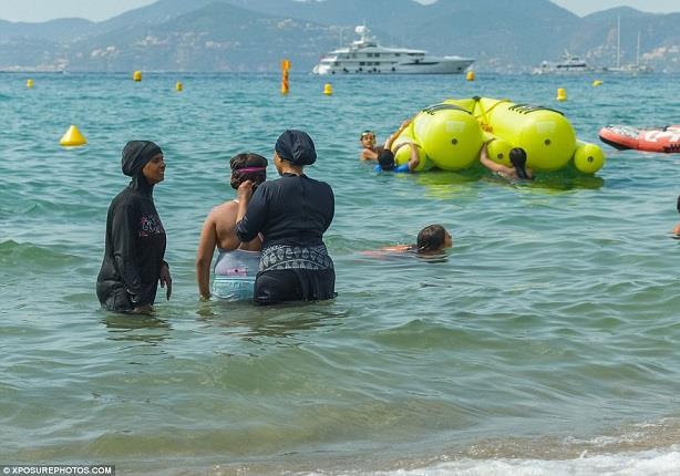 مسلمات يستمتعن بالبحر في بريطانيا وبفرنسا يدفعن غرامة (2)                                                                                                                                               