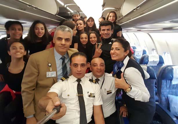 احتفال خاص بمنتخب الجمباز على متن طائرة مصر للطيران (1)                                                                                                                                                 