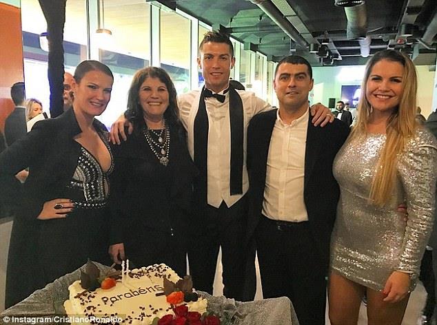 3BBF014D00000578-4078962-Cristiano_Ronaldo_s_mum_was_celebrating_her_birthday_on_New_Year-a-39_1483263288241                                                                                            