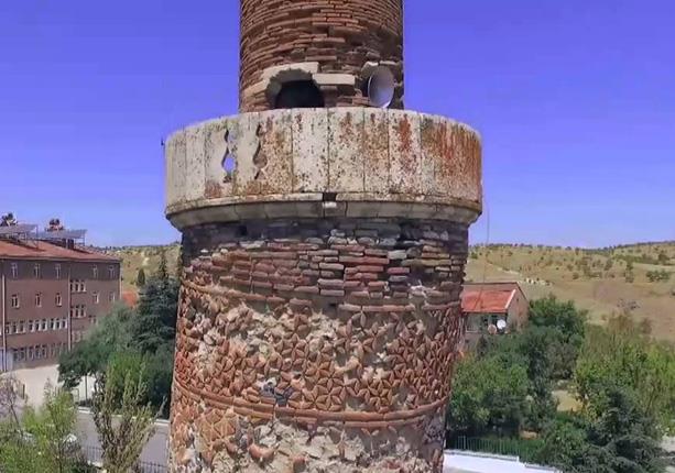 مئذنة مسجد أثري بتركيا أكثر ميلا من برج بيزا (4)                                                                                                                                                        