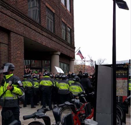 صورًا للاشتباكات بين الشرطة الأمريكية ومحتجين في واشنطن (1)                                                                                                                                             