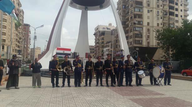الموسيقي العسكرية تعزف أمام النصب التذكاري                                                                                                                                                              