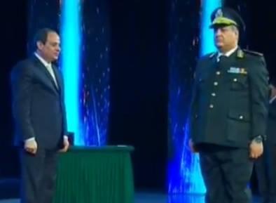 اللواء جمال عبد الباري مدير قطاع الأمن العام بوزارة الداخلية خلال تكريمه من قبل رئيس الجمهورية (2)                                                                                                      
