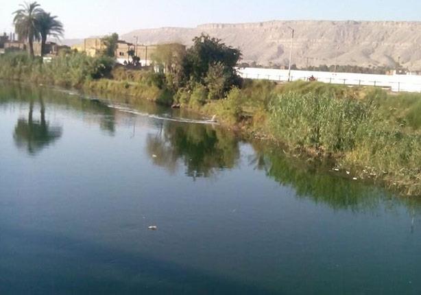 مصنع يلقي مخلفاته الصناعية في مياه النيل (1)                                                                                                                                                            
