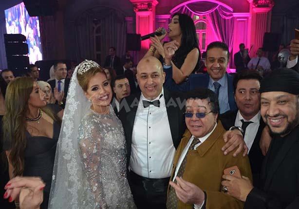 أحمد آدم وعصام كاريكا وأمينة في حفل زفاف شقيق صابرين                                                                                                                                                    
