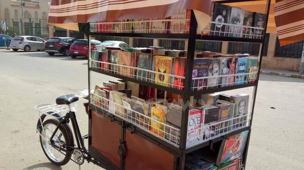 دراجة صغيرة مليئة بالكتب                                                                                                                                                                                
