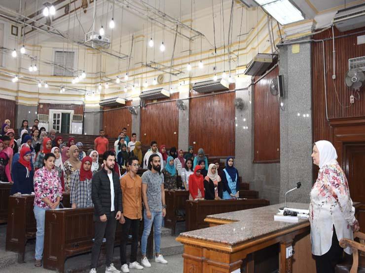 طلاب جامعة القاهرة يقفون دقيقة حداد على ضحايا حادث الواحات  (1)                                                                                                                                         