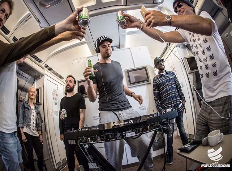 بالصور.. شركة طيران بريطانية تُقيم حفل "DJ" لـ 100 شخص على متن طائرة                                                                                                                                    