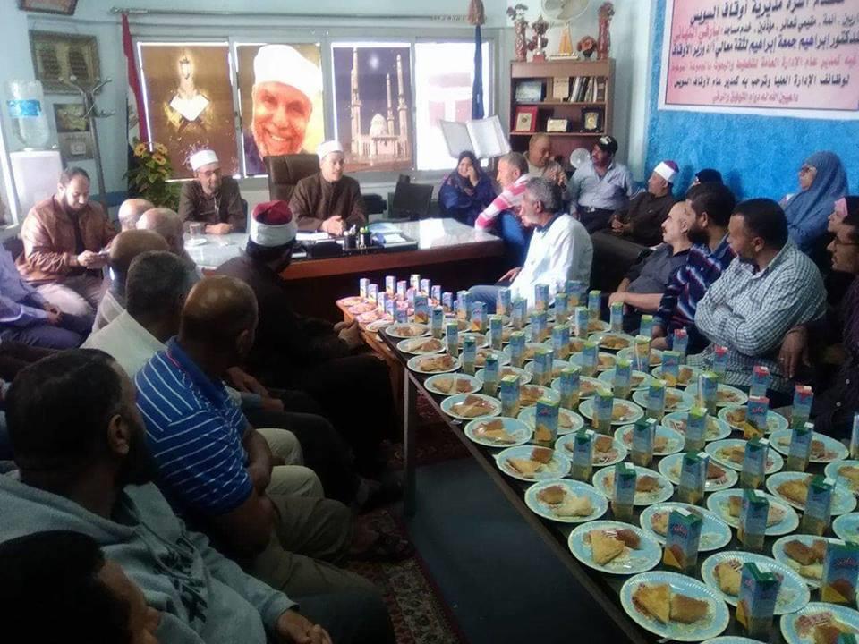 العاملين أوقاف السويس يحتفلون بتجديد الثقة لـ إبراهيم جمعة (1)                                                                                                                                          