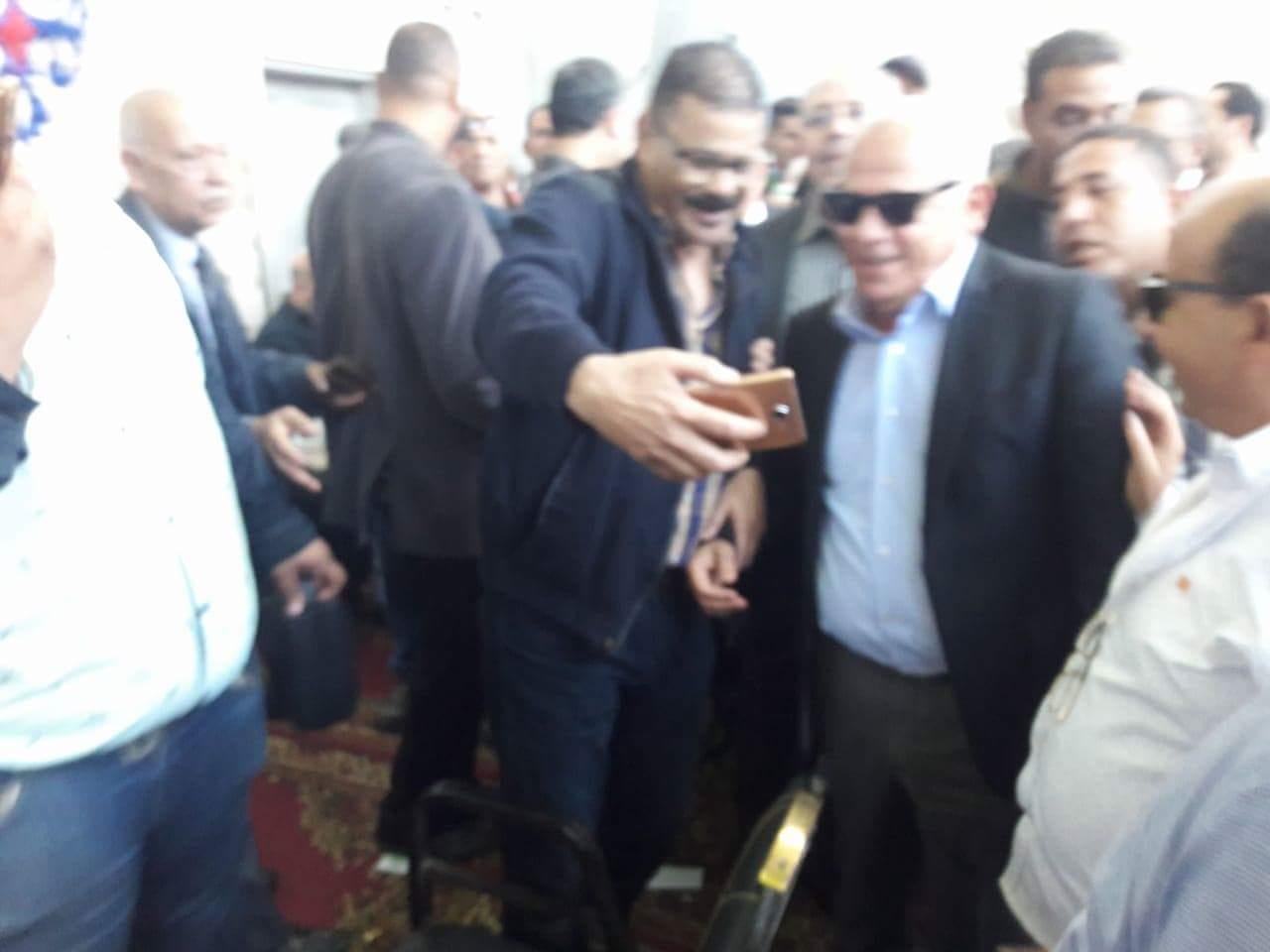 محافظ بورسعيد يدلي بصوته في انتخابات النادي المصري (1)                                                                                                                                                  