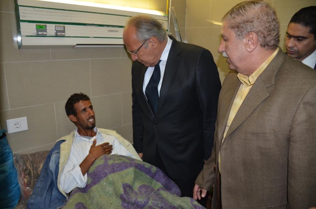 وزير التنمية المحلية خلال زيارته لمصابي الروضة في مستشفيات الإسماعيلية (1)                                                                                                                              
