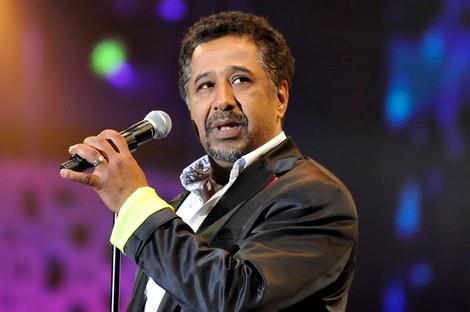 الشاب خالد يغني "عاش سلمان" لأول مرة والجمهور السعودي يشاركه غناء "عبدالقادر"