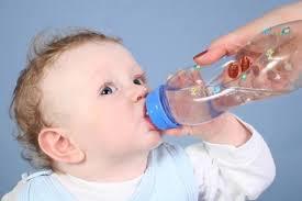  ما هي كمية الماء التي يجب أن يشربها الأطفال في موجة الحر؟
