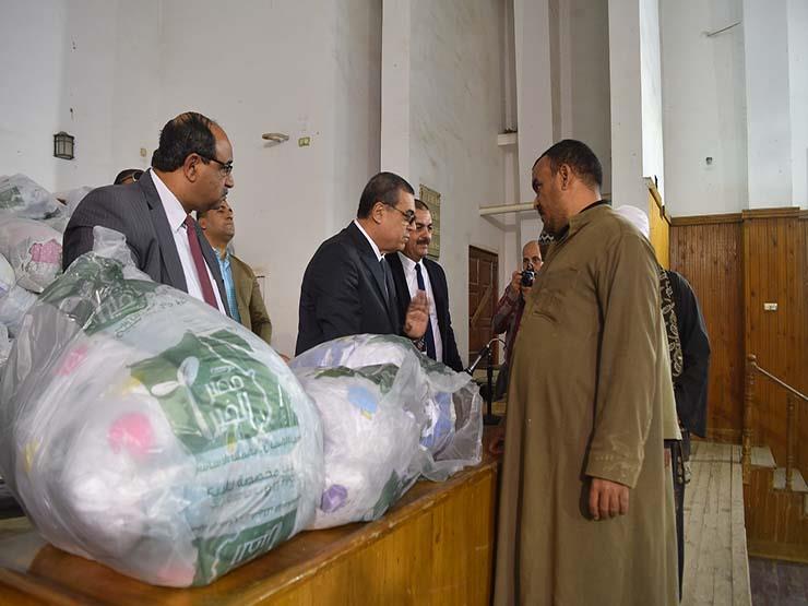 توزيع 400 بطانية ولحاف للعمال والسائقين بمجلس مدينة الفيوم (1)                                                                                                                                          
