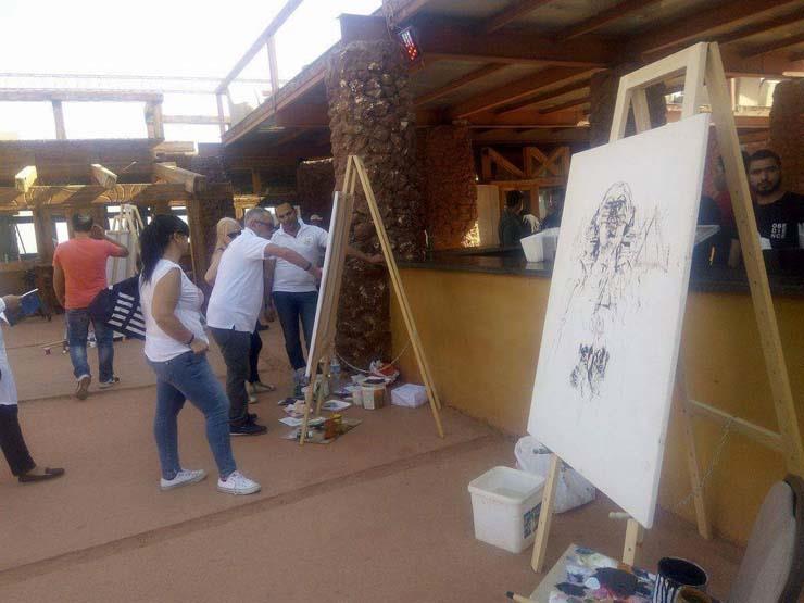 محافظ جنوب سيناء يلتقي فناني بينالي شرم الشيخ  (1)                                                                                                                                                      