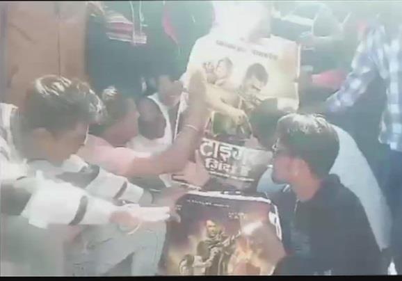الهنود يحرقون ملصقات  فيلم  تايجر زنده هيه (1)                                                                                                                                                          