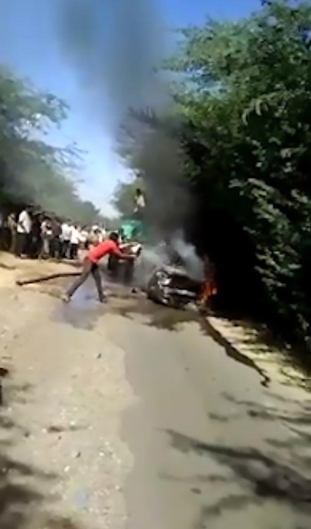هندي يَحرق زوجتيه داخل سيارته (1)                                                                                                                                                                       