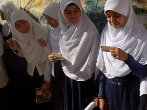 تسليم بطاقات الرقم القومي لطالبات المدارس (1)                                                                                                                                                           