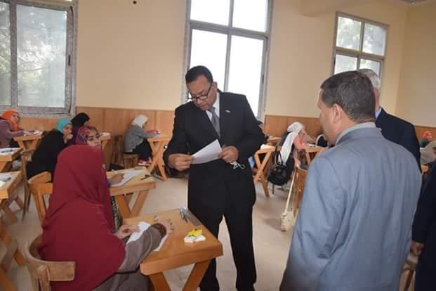رئيس جامعة المنوفية يتفقد سير امتحانات (1)                                                                                                                                                              