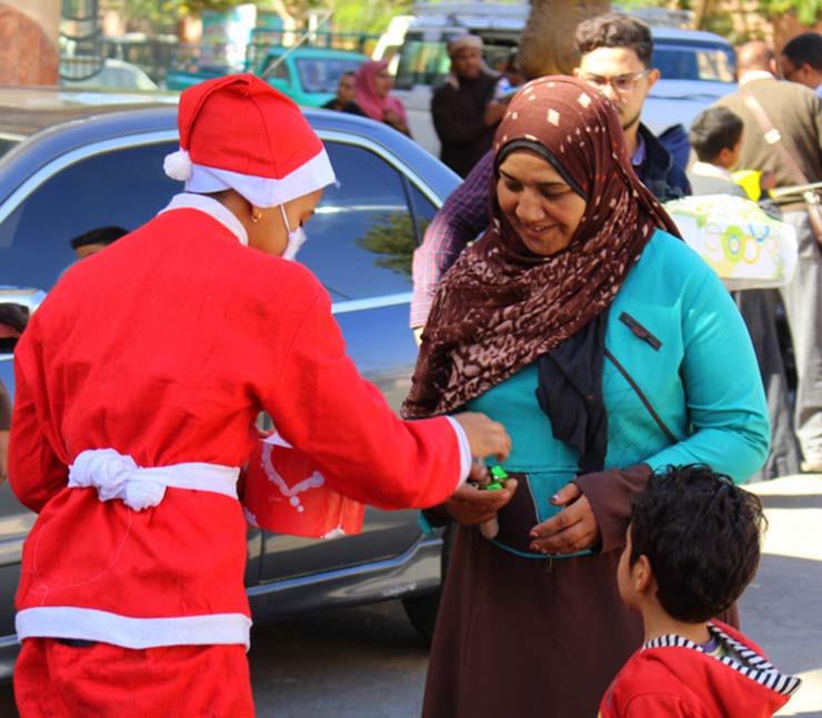 بابا نويل يوزع الشكولاتة والهدايا على السياح والمواطنين (1)                                                                                                                                             