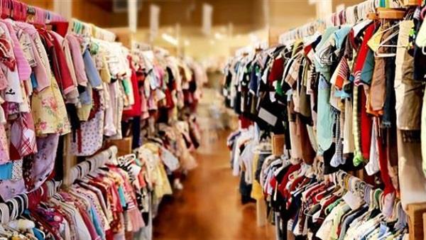 تصل إلى 70%.. كيف تحدد المحلات نسب تخفيضات الملابس بالأوكازيون الشتوي؟