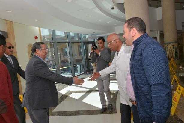 مساعد وزير الداخلية لجنوب الصعيد يزور مستشفى لعلاج السرطان (1)                                                                                                                                          