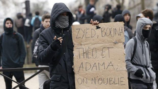 أدت حادثة هتك عرض الشاب ثيو إلى إشعال احتجاجات بين عدد من الطلاب في باريس                                                                                                                               