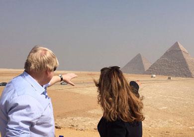 وزير خارجية بريطانيا يزور الأهرامات لدعم السياحة | مصراوى