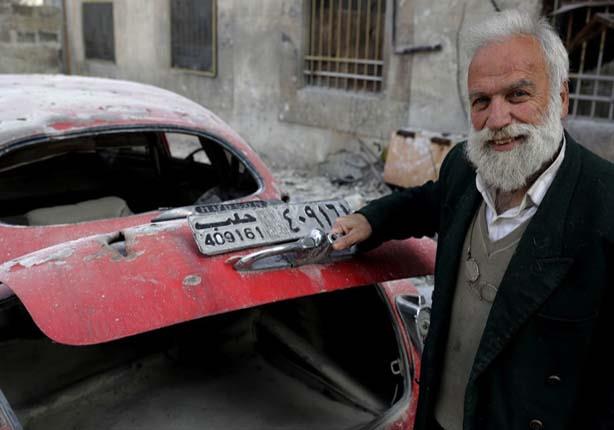 عجوز سوري من بين أنقاض منزله                                                                                                                                                                            