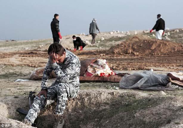 انهيار جندي عراقي بعد اكتشاف مقبرة جماعية في الموصل                                                                                                                                                     