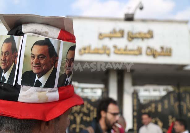 مبارك يخرج من شرفته لتحية أنصاره في ذكرى تحرير طابا (1)                                                                                                                                                 