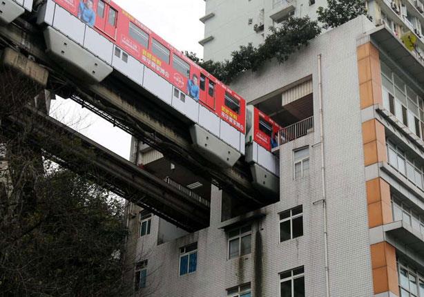 قطار سكة حديد يمر عبر المباني السكنية (1)