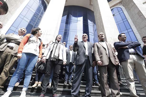 صحفيون ينظمون وقفة احتجاجية على سلم النقابة                                                                                                                                                             