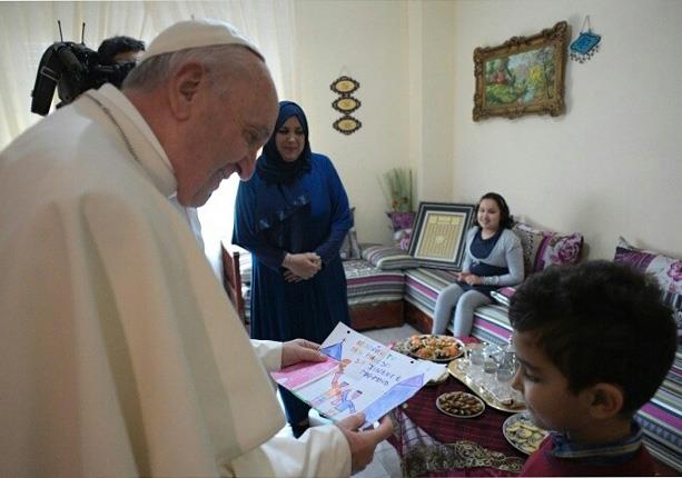 عائلة مسلمة في إيطاليا تهدي بابا الفاتيكان لوحة لأسماء الله الحسنى (1)                                                                                                                                  