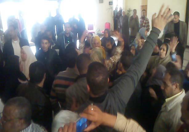 متظاهرو الخبز يمنعون رئيس دسوق من مغادرة (1)                                                                                                                                                            