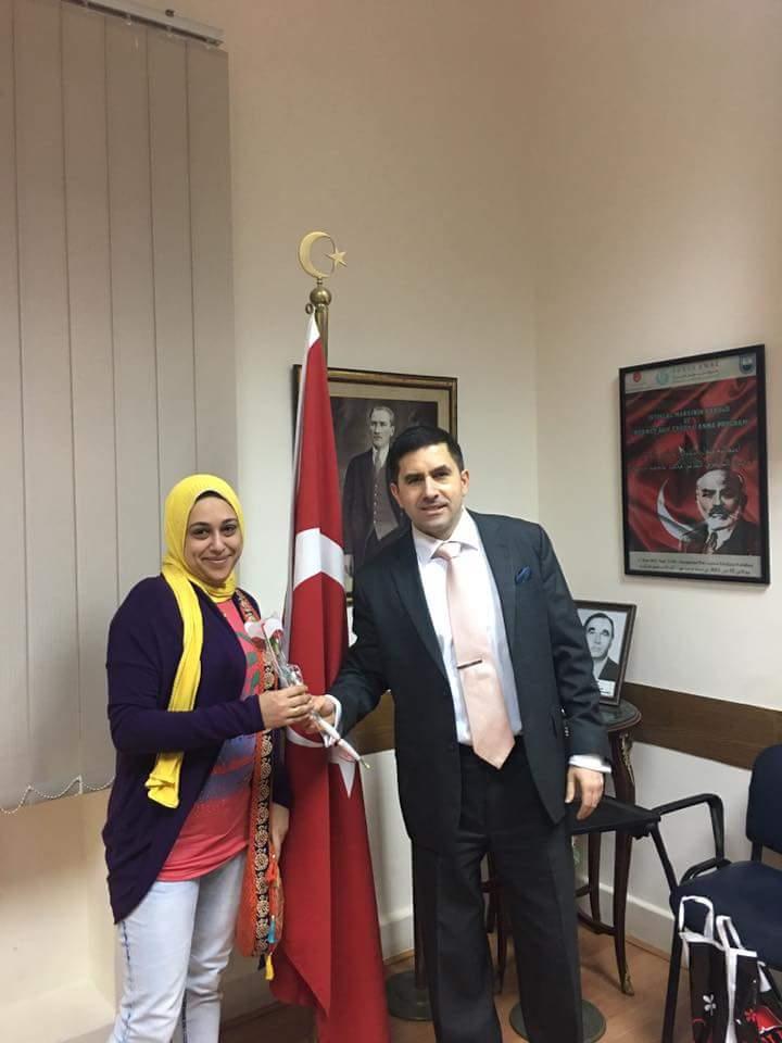 قنصلية تركيا تستقبل المصريات بالورود (1)                                                                                                                                                                