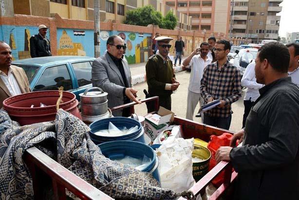 ضبط بائع بحوزته أسماك مملحة بها ديدان حية                                                                                                                                                               