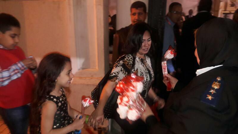 الشرطة توزع الورود على رواد كنائس الإسكندرية (1)                                                                                                                                                        