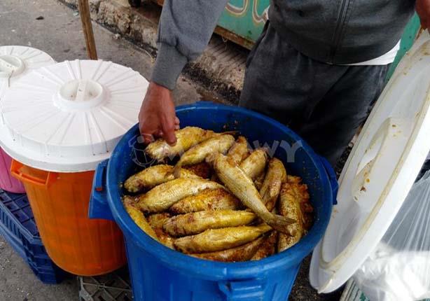 يقبل المواطنون على شراء الأسماك المملحة  (1)                                                                                                                                                            